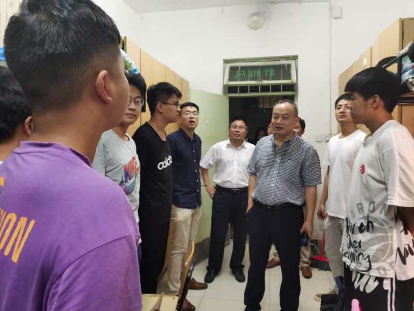 一群人站在一起描述已自动生成 一群人站在一起描述已自动生成